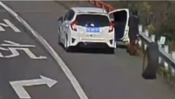 Une femme se fait violemment percuter par un pneu sur l’autoroute (vidéo)
