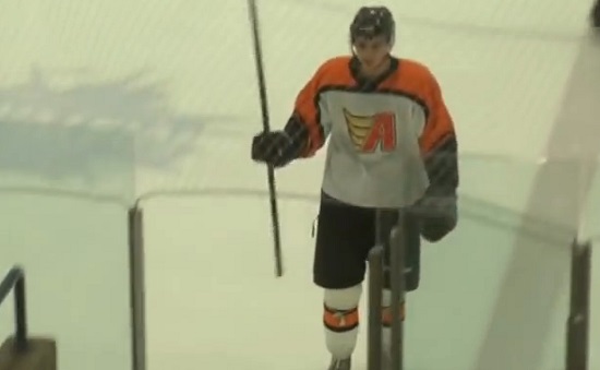 Un joueur de hockey se ridiculise lors de sa sortie ! (vidéo)