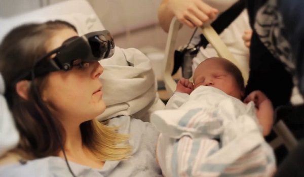Aveugle depuis son enfance, elle voit son bébé pour la première fois (vidéo)