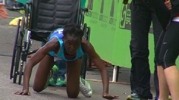 Épuisée, elle finit son marathon à 4 pattes (vidéo)