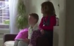 Un enfant fait un sale coup à sa maman sourde