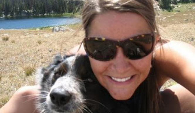 Une vétérinaire pose sur facebook avec un chat qu’elle vient de tuer d’une flèche dans la tête