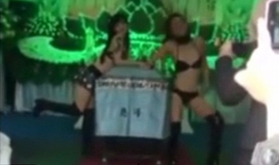 Elle engage 2 strip-teaseuses pour danser à l’enterrement de son mari