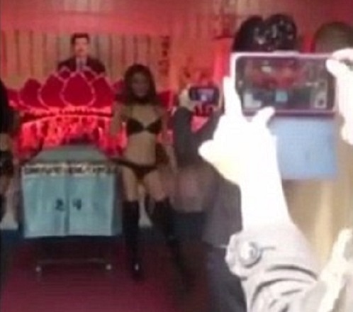 strip-teaseuses enterrement (2)