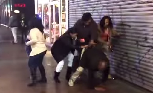 Un groupe de 6 femmes agresse un homme ivre avec un taser