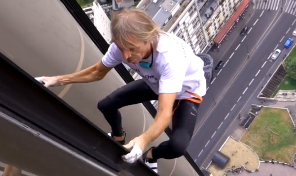 Incroyable : il escalade la Tour Montparnasse sans aucune protection