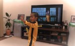 Un enfant de 5 ans reproduit parfaitement une scène de Bruce Lee