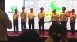 Un patron chinois humilie ses mauvais employés en plublic