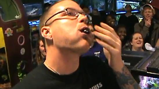 Il met 16 blattes vivantes dans la bouche (VIDEO)