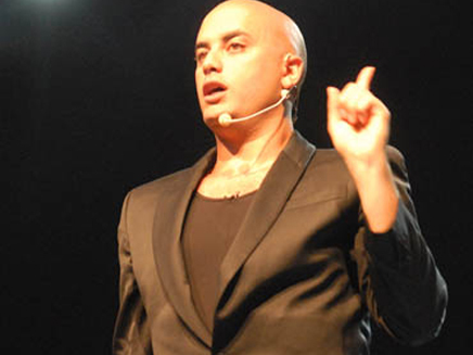 Jérôme Commandeur démonte l’iPhone dans un sketch  (VIDEO)