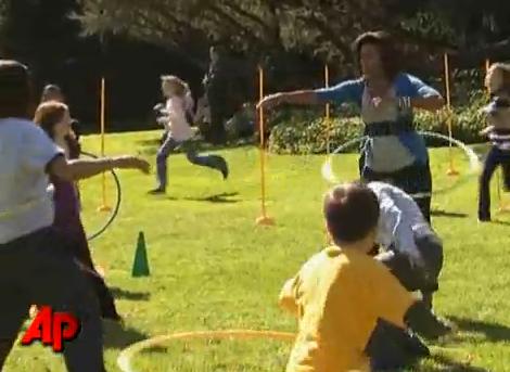 Michelle Obama maîtrise le Hula Hoop (VIDEO)