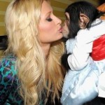 Paris Hilton embrasse un chimpanzé !
