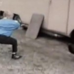 Enfant qui se fait courser par une poule ! (VIDEO)