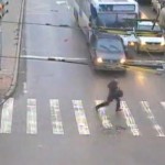 Il échappe de peu à la mort (VIDEO)