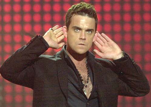 Robbie Williams dédicace et embrasse les fesses d’une fan sur scène (VIDEO)