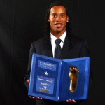 Ronaldinho reçoit le Golden Foot 2009
