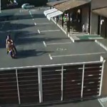 Il se prend un portail de plein fouet en moto (VIDEO)