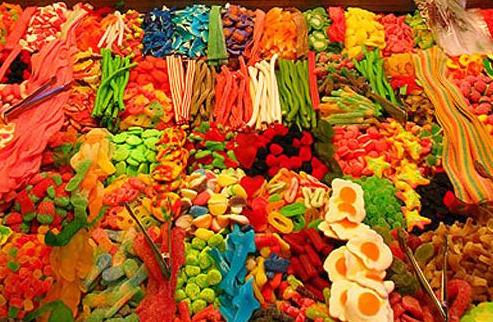 Un enfant vole plus de 1500 euros pour des bonbons