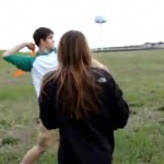 Elle se prend un boomerang dans la tête (VIDEO)