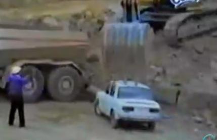 Il détruit la voiture de son patron à la pelleteuse (VIDEO)