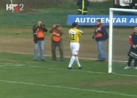 Un gardien de football écarte un chat du terrain et écope d’un carton  (VIDEO)