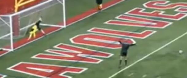 Un gardien trop sûr de lui… ridiculisé (VIDEO)