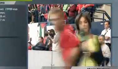 Une journaliste se fait percuter par un footballeur en LIVE (VIDEO)