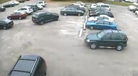 Il roule sur deux voitures en voulant se garer (VIDEO)