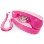 Un homme prend la ligne d&rsquo;appel des urgences pour le téléphone rose