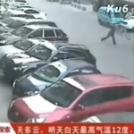 Un chinois arrête deux voleurs en scooter d&rsquo;une manière très surprenante (VIDEO)