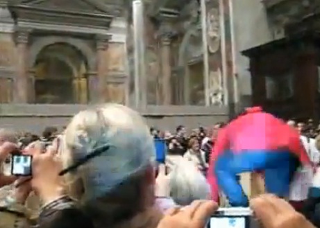 Le pape agressé en pleine messe de minuit (VIDEO)