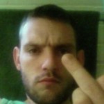 Un prisonnier en cavale nargue la police sur Facebook (Photos)