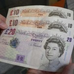 Un homme distribue 10.000 livres sterling dans une rue de Londres (VIDEO)