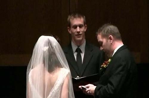 Le marié interrompt le prêtre pour mettre à jour son profil Facebook (VIDEO)