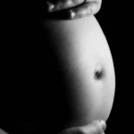 Enceinte, elle est signalée aux services sociaux car sa maison est mal décorée