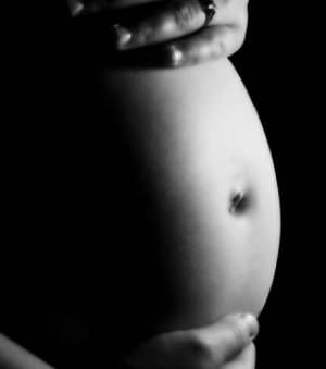 Enceinte, elle est signalée aux services sociaux car sa maison est mal décorée