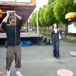 Un homme se ridiculise au jeu de la masse (VIDEO)