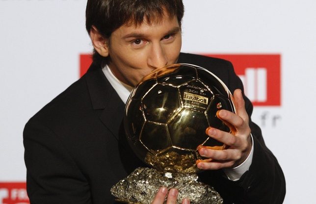Lionel Messi reçoit le ballon d’or 2009 sur le plateau de Téléfoot (VIDEO)