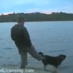Il veut pousser son chien dans l&rsquo;eau mais…