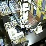 Deux policiers filmés en train de voler dans un magasin parisien (VIDEO)