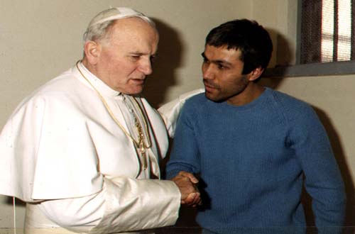 Mehmet Ali Agca, l’homme qui avait tiré sur Jean Paul II sort de prison (VIDEO)