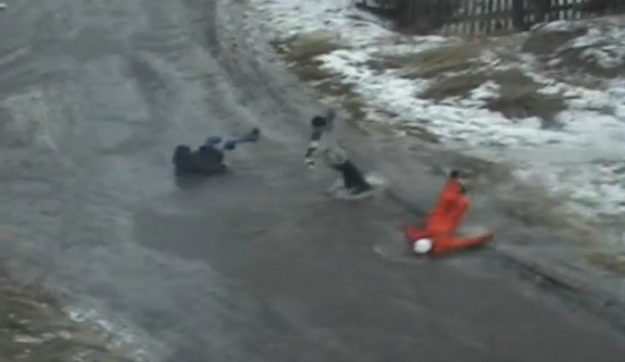 Vent plus verglas = une pluie de chutes (VIDEO)