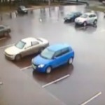 Femme au volant, accident au tournant !!!  (VIDEO)