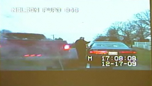 Un policier violemment heurté par un pick-up pendant un contrôle (VIDEO)