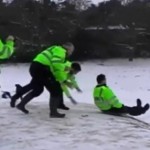 Des policiers anglais sonctionnés pour avoir fait de la luge (VIDEO)