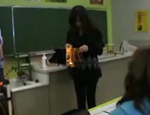 Une prof choque ses élèves qui voulaient lui faire une blague (VIDEO)