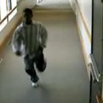 Il tente de se jeter par la fenêtre pour échapper aux flics (VIDEO)