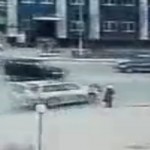 CHOC : Elle se fait rouler dessus et se relève comme si de rien n&rsquo;était (VIDEO)