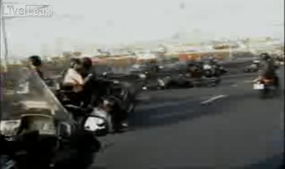 Les motards tombent comme des dominos (VIDEO)