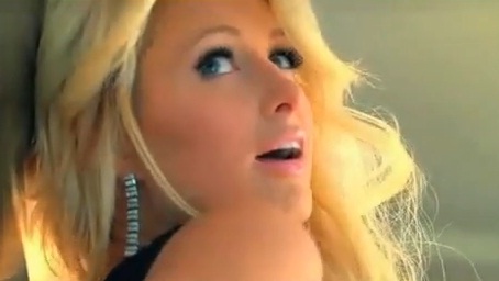 Paris Hilton sexy pour de la bière (VIDEO)